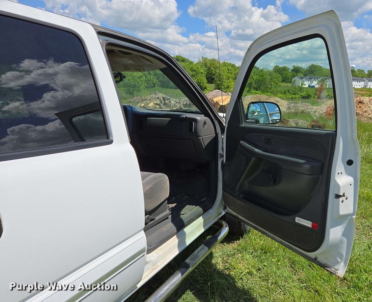 image for item DP6379 2003 Chevrolet Silverado 1500HD Crew Cab pickup truck