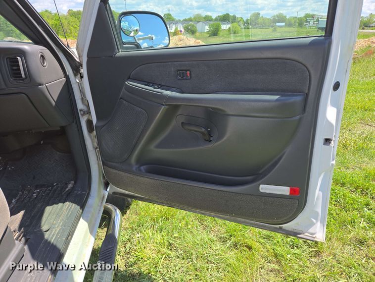 image for item DP6379 2003 Chevrolet Silverado 1500HD Crew Cab pickup truck