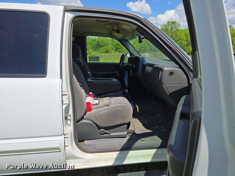 image for item DP6379 2003 Chevrolet Silverado 1500HD Crew Cab pickup truck