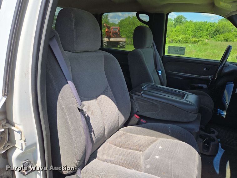 image for item DP6379 2003 Chevrolet Silverado 1500HD Crew Cab pickup truck