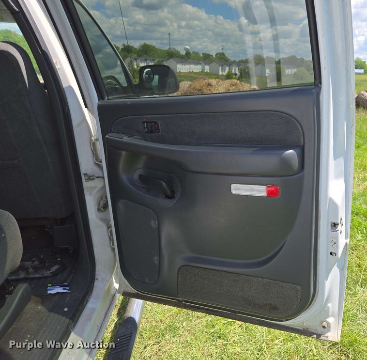 image for item DP6379 2003 Chevrolet Silverado 1500HD Crew Cab pickup truck