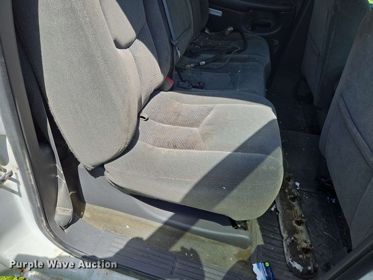 image for item DP6379 2003 Chevrolet Silverado 1500HD Crew Cab pickup truck