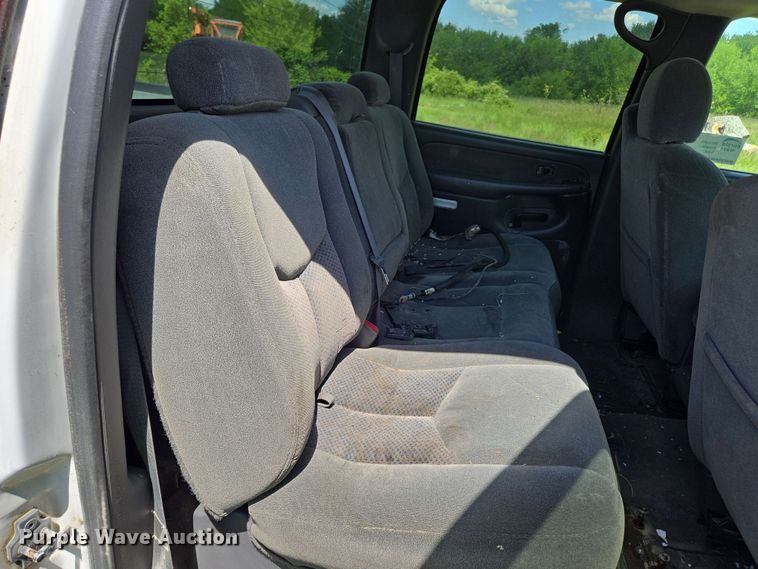 image for item DP6379 2003 Chevrolet Silverado 1500HD Crew Cab pickup truck