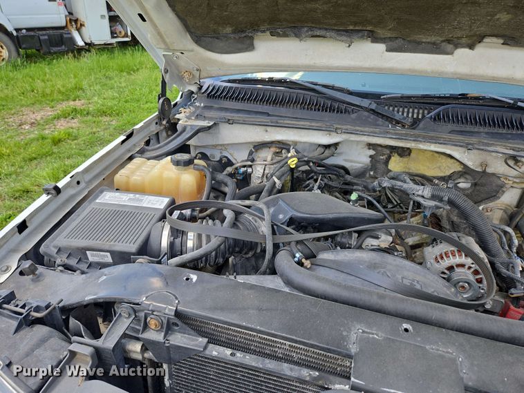 image for item DP6379 2003 Chevrolet Silverado 1500HD Crew Cab pickup truck