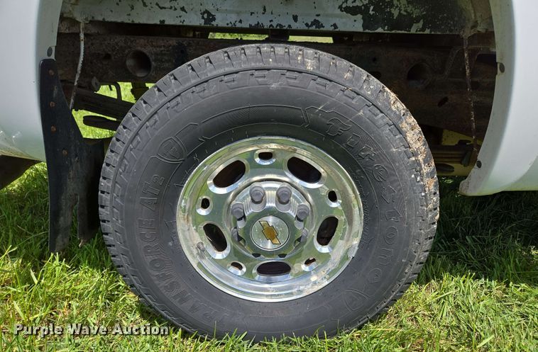 image for item DP6379 2003 Chevrolet Silverado 1500HD Crew Cab pickup truck