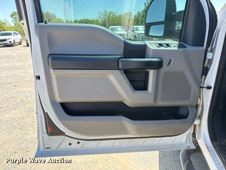 image for item DS3694 2020 Ford F250 Super Duty SuperCab pickup truck