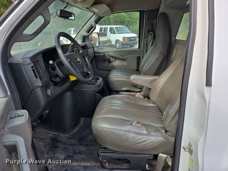 image for item DT4825 2017 Chevrolet Express 2500 van
