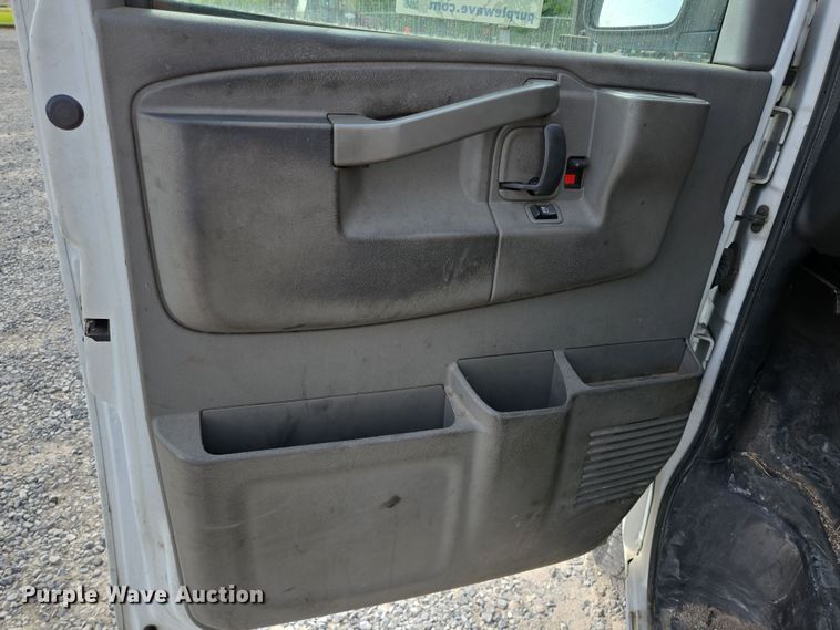 image for item DT4825 2017 Chevrolet Express 2500 van