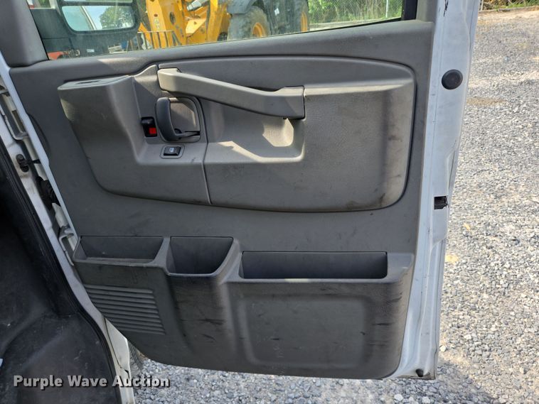 image for item DT4825 2017 Chevrolet Express 2500 van