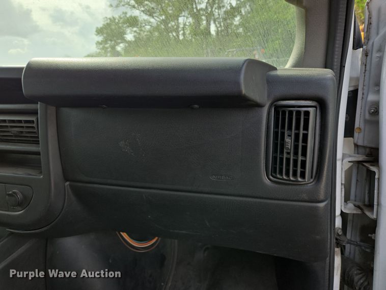 image for item DT4825 2017 Chevrolet Express 2500 van