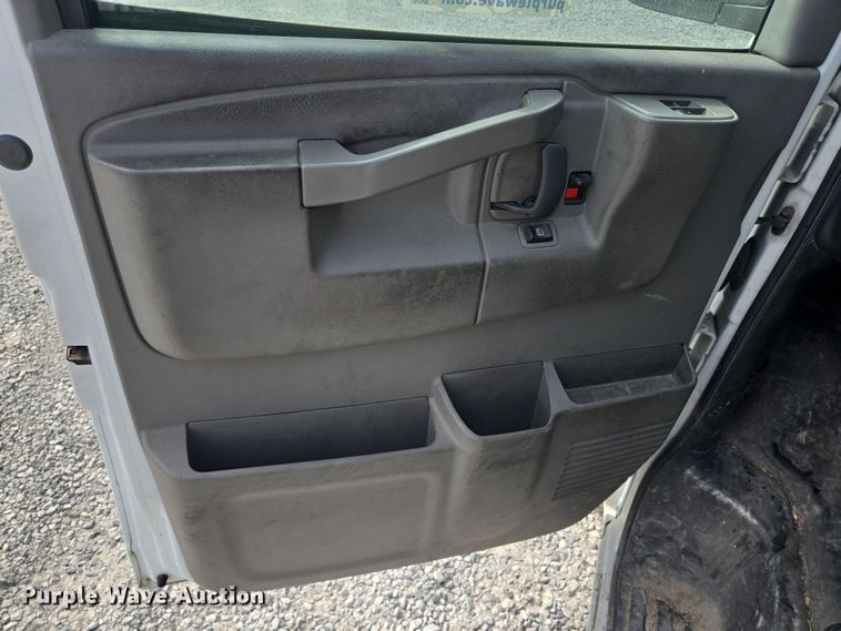 image for item DT4826 2017 Chevrolet Express 2500 van