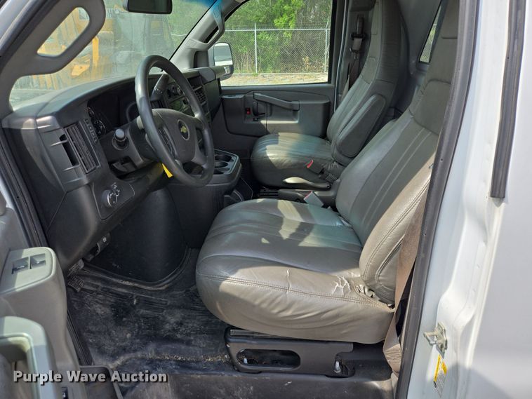 image for item DT4827 2017 Chevrolet Express 2500 van