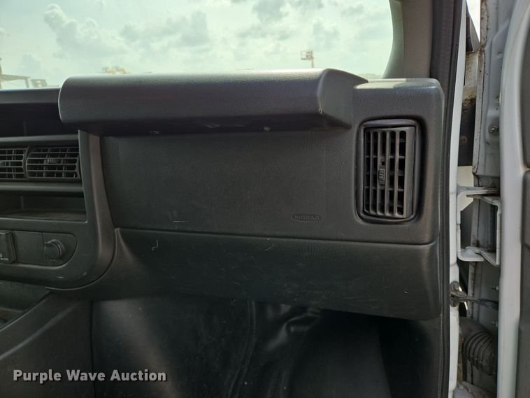 image for item DT4827 2017 Chevrolet Express 2500 van