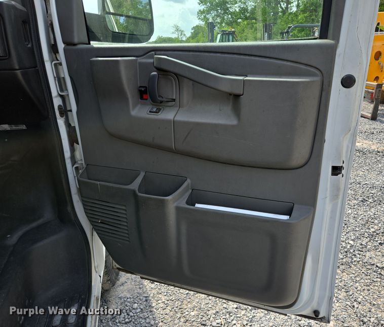 image for item DT4827 2017 Chevrolet Express 2500 van