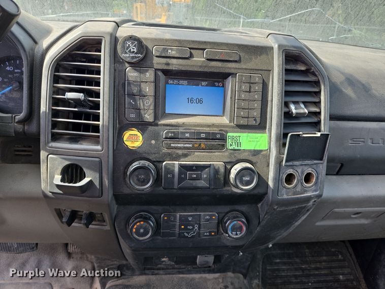 image for item DT4828 2021 Ford F350 Super Duty utility bed pickup truck