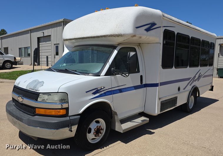 image for item DT6832 2006 Chevrolet Express G3500 shuttle bus