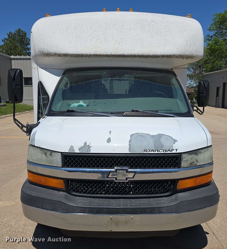 image for item DT6832 2006 Chevrolet Express G3500 shuttle bus