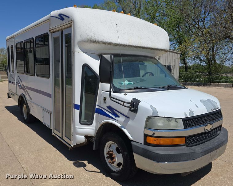 image for item DT6832 2006 Chevrolet Express G3500 shuttle bus