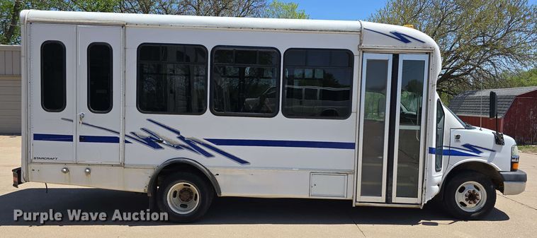 image for item DT6832 2006 Chevrolet Express G3500 shuttle bus