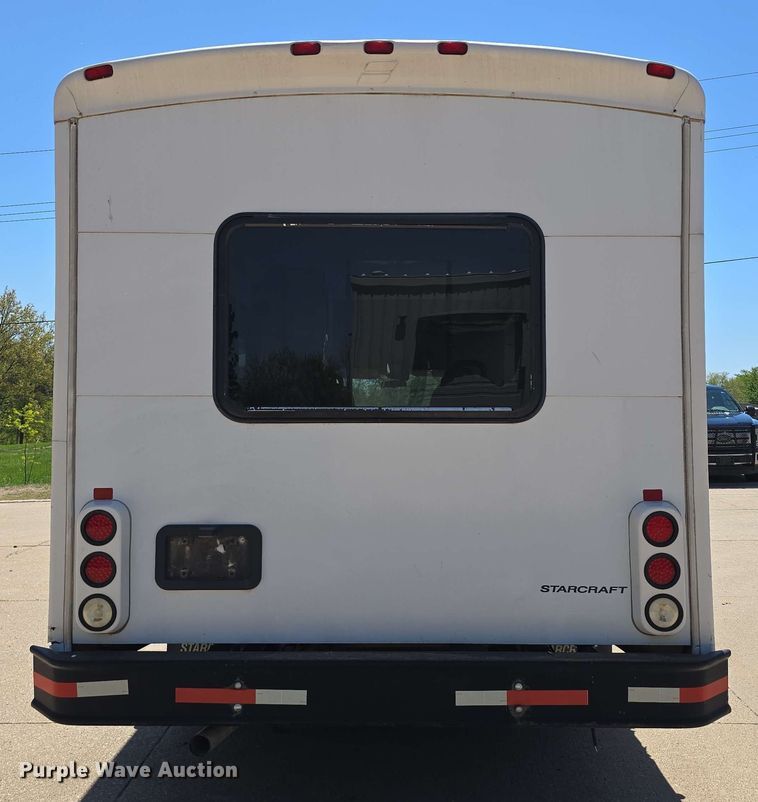 image for item DT6832 2006 Chevrolet Express G3500 shuttle bus