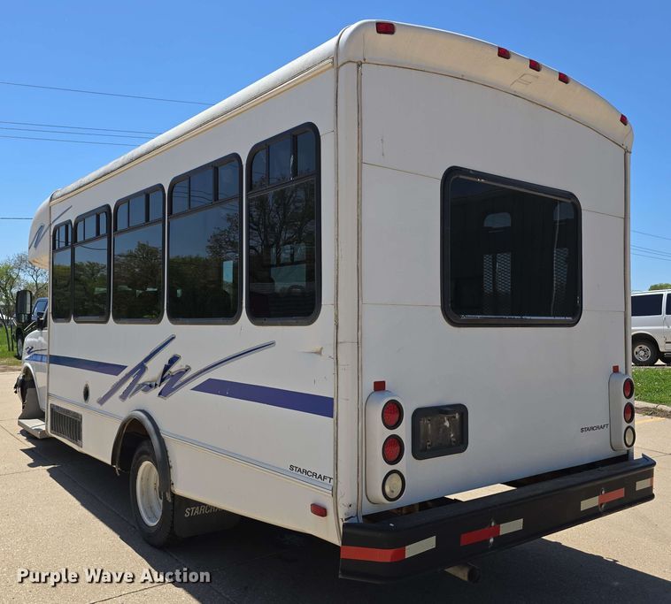 image for item DT6832 2006 Chevrolet Express G3500 shuttle bus