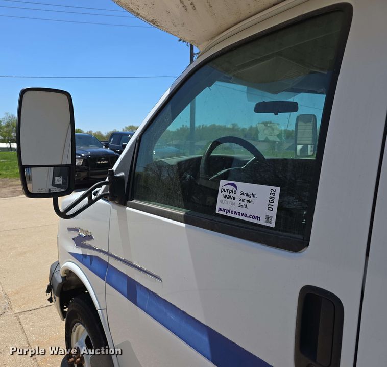 image for item DT6832 2006 Chevrolet Express G3500 shuttle bus