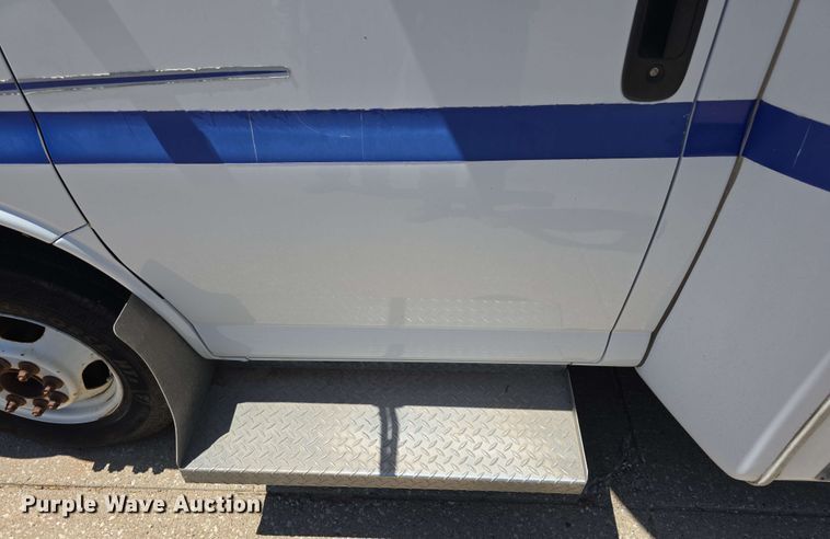 image for item DT6832 2006 Chevrolet Express G3500 shuttle bus