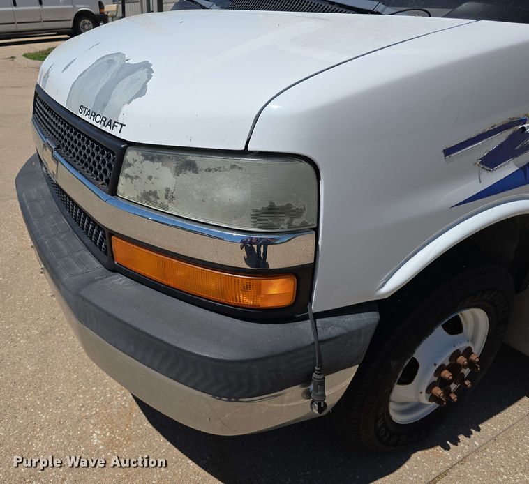 image for item DT6832 2006 Chevrolet Express G3500 shuttle bus