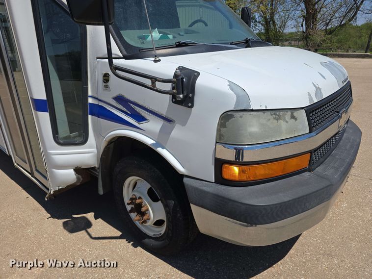 image for item DT6832 2006 Chevrolet Express G3500 shuttle bus