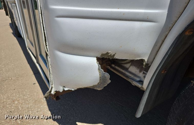 image for item DT6832 2006 Chevrolet Express G3500 shuttle bus