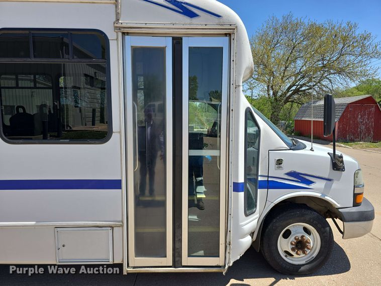 image for item DT6832 2006 Chevrolet Express G3500 shuttle bus