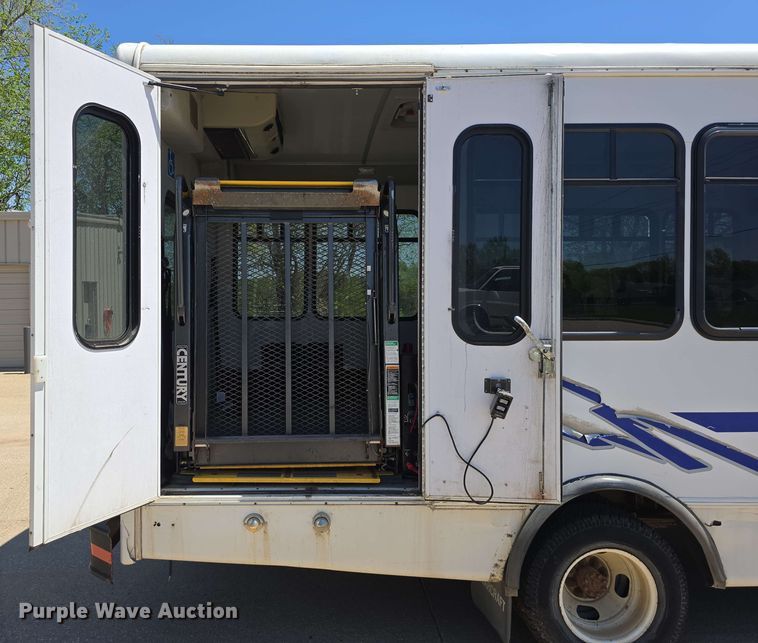 image for item DT6832 2006 Chevrolet Express G3500 shuttle bus