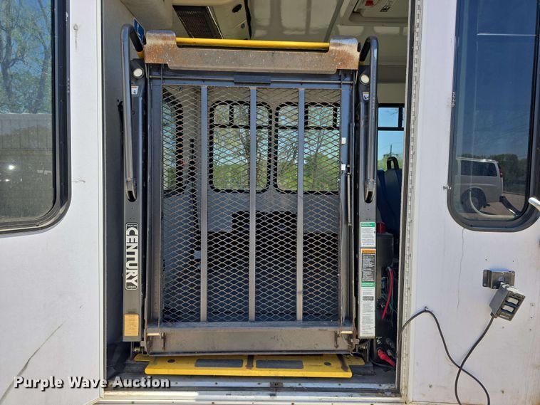 image for item DT6832 2006 Chevrolet Express G3500 shuttle bus