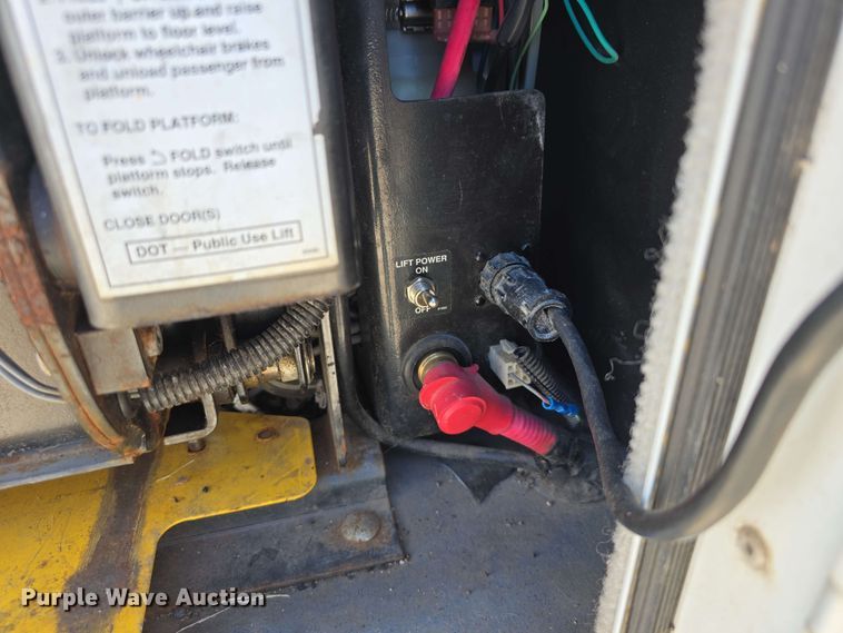 image for item DT6832 2006 Chevrolet Express G3500 shuttle bus