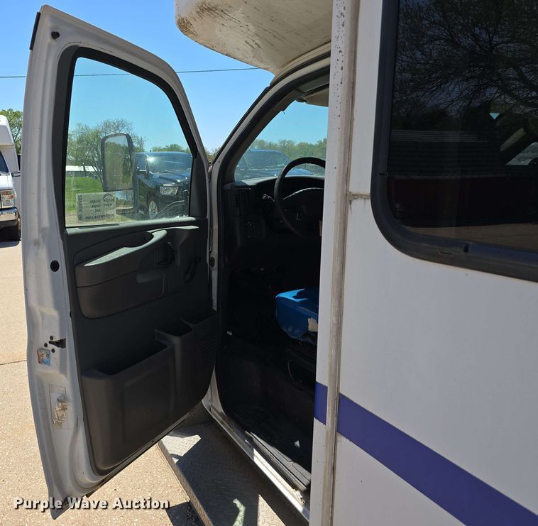 image for item DT6832 2006 Chevrolet Express G3500 shuttle bus