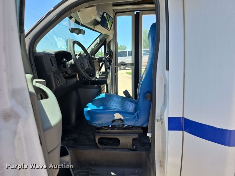 image for item DT6832 2006 Chevrolet Express G3500 shuttle bus