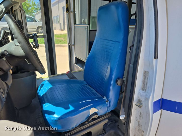 image for item DT6832 2006 Chevrolet Express G3500 shuttle bus