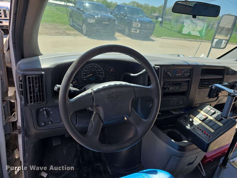 image for item DT6832 2006 Chevrolet Express G3500 shuttle bus