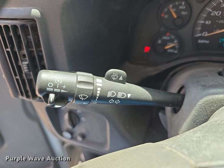 image for item DT6832 2006 Chevrolet Express G3500 shuttle bus