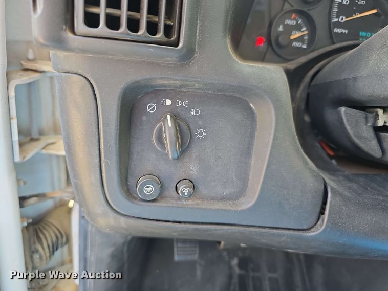 image for item DT6832 2006 Chevrolet Express G3500 shuttle bus