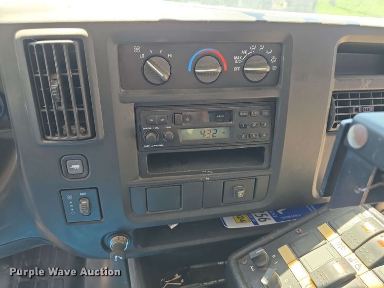 image for item DT6832 2006 Chevrolet Express G3500 shuttle bus