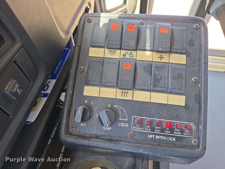 image for item DT6832 2006 Chevrolet Express G3500 shuttle bus