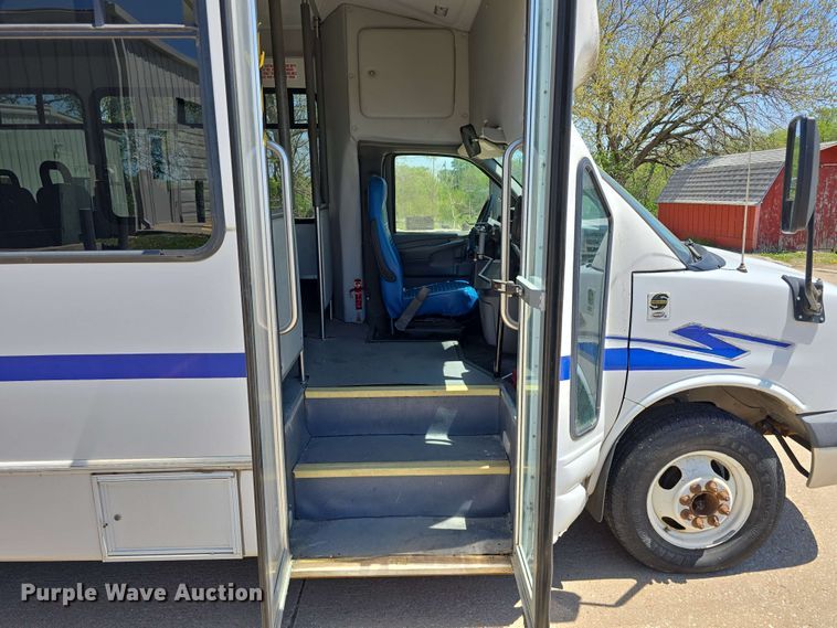 image for item DT6832 2006 Chevrolet Express G3500 shuttle bus
