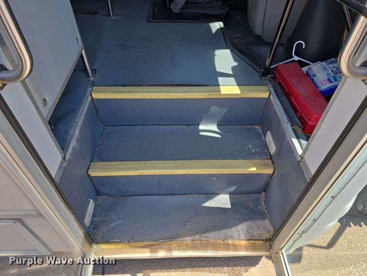 image for item DT6832 2006 Chevrolet Express G3500 shuttle bus