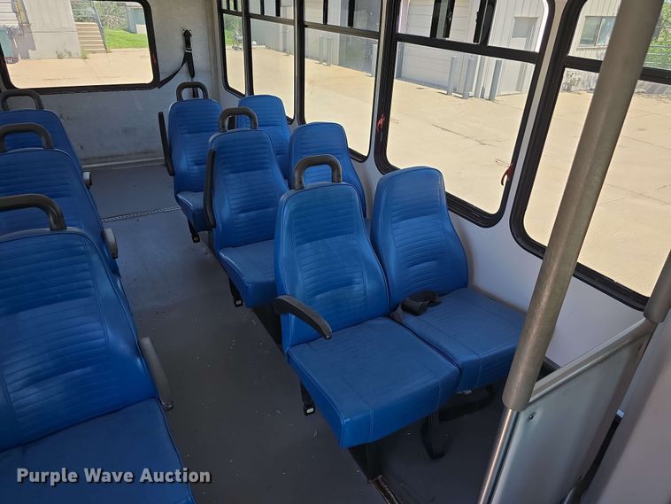 image for item DT6832 2006 Chevrolet Express G3500 shuttle bus