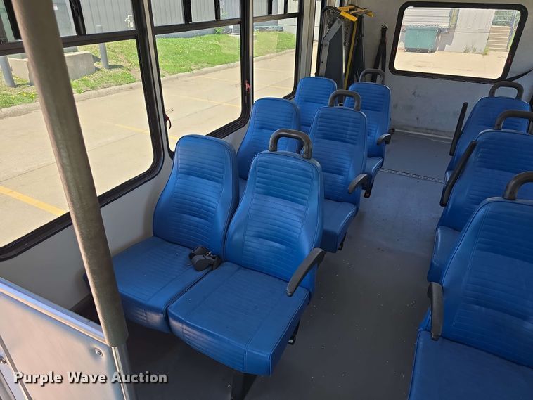 image for item DT6832 2006 Chevrolet Express G3500 shuttle bus