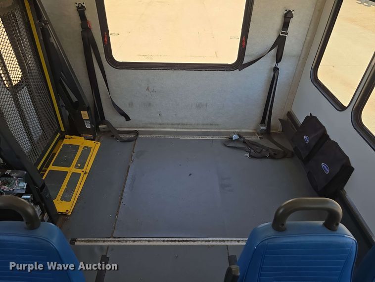 image for item DT6832 2006 Chevrolet Express G3500 shuttle bus