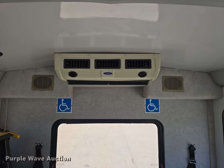 image for item DT6832 2006 Chevrolet Express G3500 shuttle bus