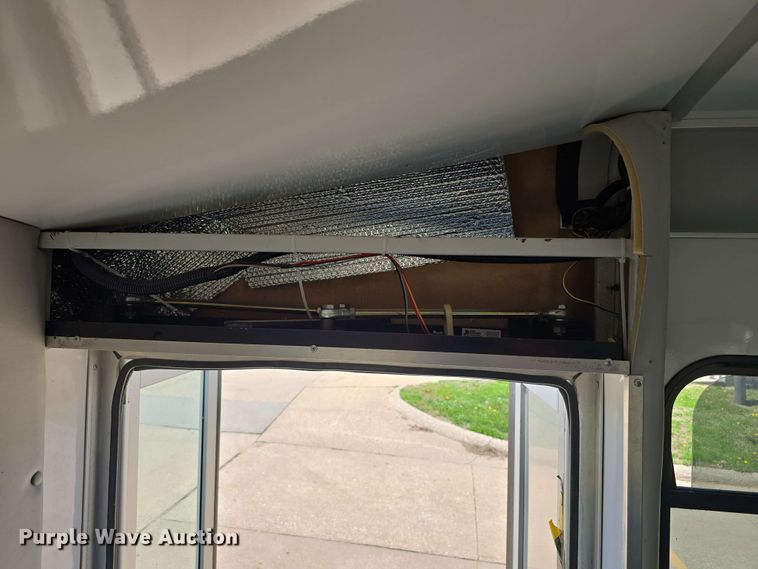 image for item DT6832 2006 Chevrolet Express G3500 shuttle bus