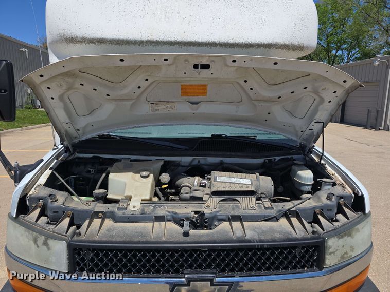 image for item DT6832 2006 Chevrolet Express G3500 shuttle bus